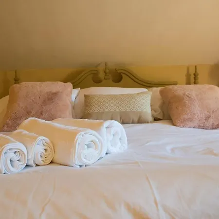 Villa Beautiful With Large Gardens And Heated Pool