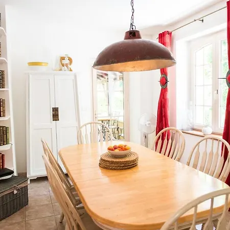 Beautiful With Large Gardens And Heated Pool *